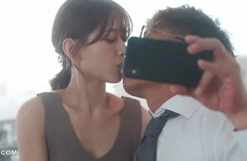 Thấy bà xã hơi lạ, anh xã xem điện thoại người vợ và thấy cảnh chịch với cấp trên của mình